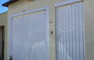 Imagem: A casa possui 3 Dormitórios, 1 Banheiro, 2 Vagas na garagem