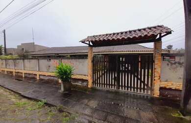 Imagem: A casa possui 3 Dormitórios, 2 Banheiros, 3 Vagas na garagem