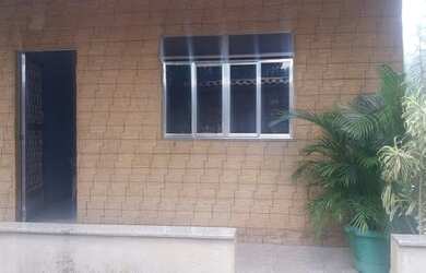 Imagem: A casa possui 4 Dormitórios, 2 Banheiros, 4 Vagas na garagem