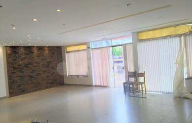 Imagem: O depósito possui 4 Vagas na garagem, 302m² de Área e está