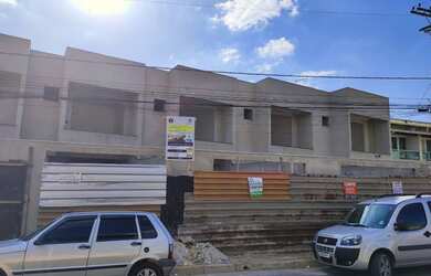 Imagem: A casa possui 2 Dormitórios, 1 Banheiro, 2 Vagas na garagem