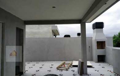 Imagem: A casa possui 3 Dormitórios, 5 Banheiros, 2 Vagas na garagem