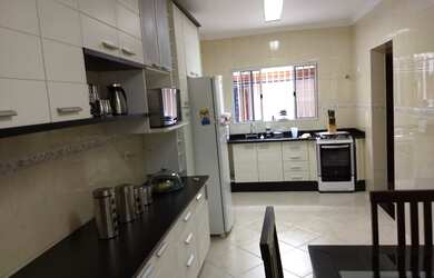 Imagem: A casa possui 3 Dormitórios, 3 Banheiros, 2 Vagas na garagem