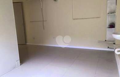 Imagem: O depósito possui 1 Vaga na garagem, 235m² de Área e está