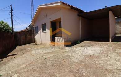 Imagem: A casa possui 3 Dormitórios, 1 Banheiro, 4 Vagas na garagem