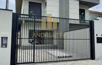 Imagem: A casa possui 3 Dormitórios, 3 Banheiros, 2 Vagas na garagem