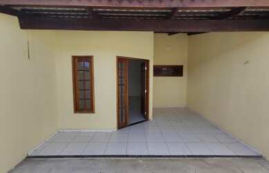 Imagem: A casa possui 2 Dormitórios, 2 Banheiros, 2 Vagas na garagem