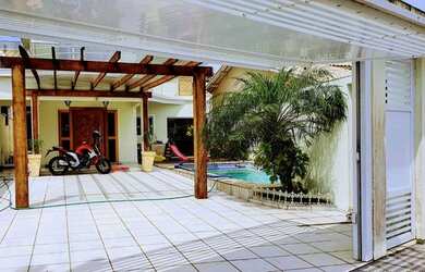 Imagem: A casa possui 3 Dormitórios, 1 Banheiro, 2 Vagas na garagem