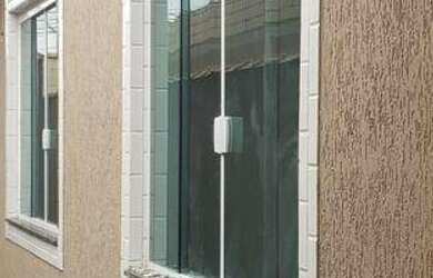 Imagem: A casa possui 1 Dormitório, 1 Banheiro, 1 Vaga na garagem