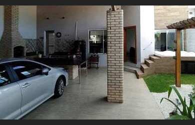 Imagem: A casa possui 3 Dormitórios, 3 Banheiros, 2 Vagas na garagem