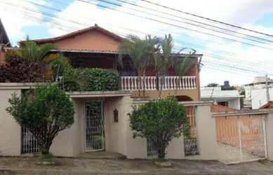 Imagem: A casa possui 4 Dormitórios, 2 Banheiros, 5 Vagas na garagem