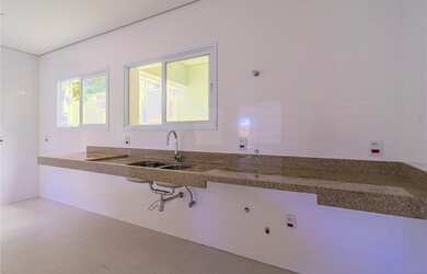 Imagem: A casa possui 4 Dormitórios, 5 Banheiros, 276m² de Área e