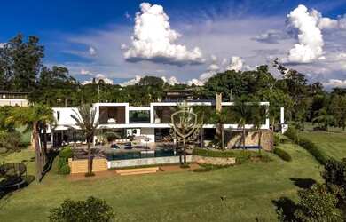 Imagem: A casa em condomínio possui 5 Dormitórios, 5 Banheiros, 5