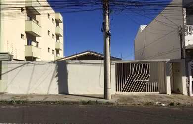 Imagem: A casa possui 3 Dormitórios, 1 Banheiro, 5 Vagas na garagem