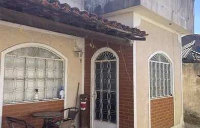 Imagem: A casa possui 3 Dormitórios, 2 Banheiros, 2 Vagas na garagem