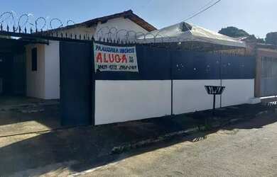 Imagem: A casa possui 3 Dormitórios, 1 Banheiro, 2 Vagas na garagem