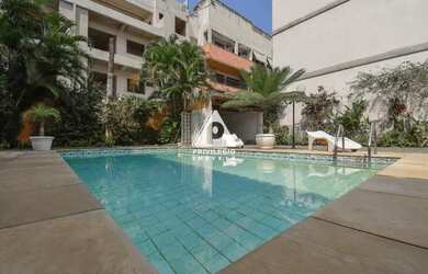 Imagem: A casa possui 4 Dormitórios, 3 Banheiros, 2 Vagas na garagem