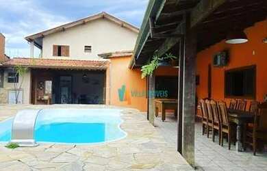 Imagem: A casa possui 3 Dormitórios, 4 Banheiros e 300m² de Área