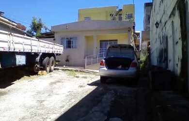 Imagem: A casa possui 3 Dormitórios, 2 Banheiros, 5 Vagas na garagem