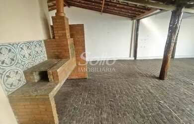 Imagem: A casa possui 3 Dormitórios, 2 Banheiros, 4 Vagas na garagem