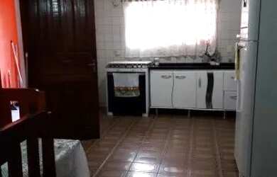 Imagem: A casa possui 3 Dormitórios, 1 Banheiro, 2 Vagas na garagem