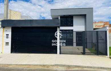 Imagem: A casa possui 3 Dormitórios, 2 Banheiros, 2 Vagas na garagem