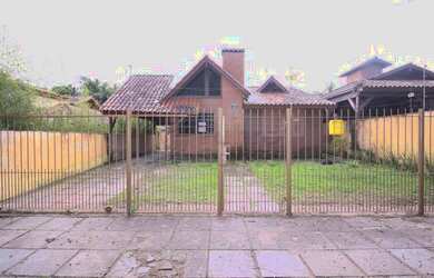 Imagem: A casa possui 3 Dormitórios, 1 Banheiro, 1 Vaga na garagem