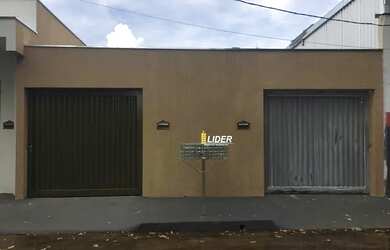 Imagem: A casa possui 3 Dormitórios, 1 Banheiro, 2 Vagas na garagem