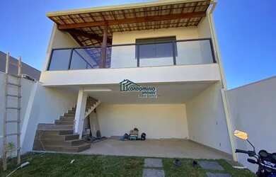 Imagem: A casa possui 3 Dormitórios, 2 Banheiros, 2 Vagas na garagem