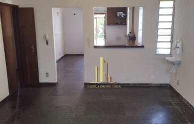 Imagem: A casa possui 3 Dormitórios, 2 Banheiros, 5 Vagas na garagem