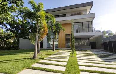 Imagem: A casa em condomínio possui 5 Dormitórios, 5 Banheiros, 4