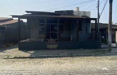 Imagem: A casa possui 3 Dormitórios, 4 Banheiros, 306m² de Área e