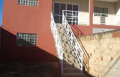 Imagem: A casa possui 3 Dormitórios, 2 Banheiros, 2 Vagas na garagem