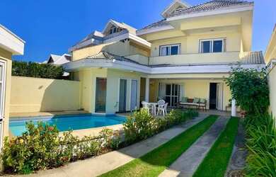 Imagem: A casa em condomínio possui 4 Dormitórios, 5 Banheiros, 3