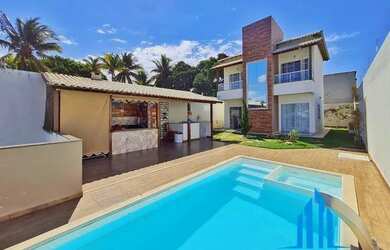 Imagem: A casa possui 3 Dormitórios, 2 Banheiros, 4 Vagas na garagem