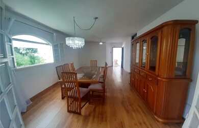 Imagem: A casa possui 3 Dormitórios, 4 Banheiros, 4 Vagas na garagem