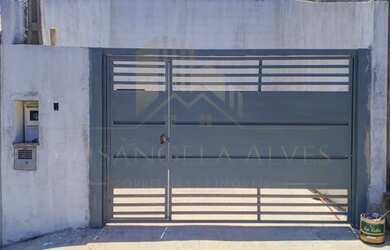 Imagem: A casa possui 3 Dormitórios, 1 Banheiro, 2 Vagas na garagem