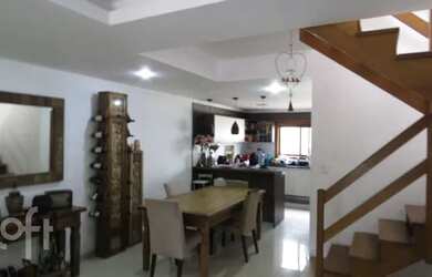 Imagem: A casa possui 3 Dormitórios, 1 Banheiro, 2 Vagas na garagem