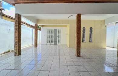 Imagem: A casa possui 5 Dormitórios, 4 Banheiros, 4 Vagas na garagem