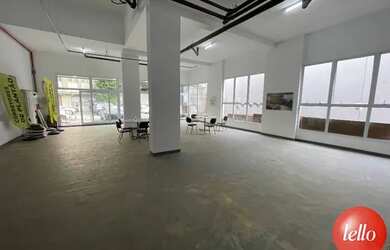 Imagem: O depósito possui 2 Vagas na garagem, 180m² de Área e está