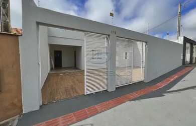 Imagem: A casa possui 3 Dormitórios, 2 Banheiros, 2 Vagas na garagem