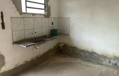 Imagem: A casa possui 3 Dormitórios, 1 Banheiro, 1 Vaga na garagem