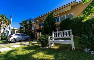 Imagem: A casa possui 4 Dormitórios, 5 Banheiros, 4 Vagas na garagem