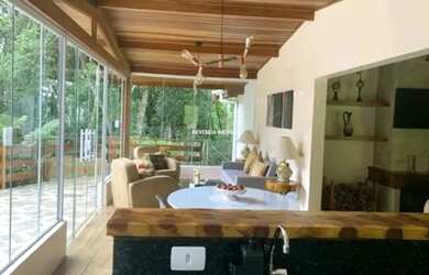 Imagem: A casa possui 2 Dormitórios, 3 Banheiros, 4 Vagas na garagem