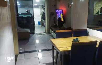 Imagem: A casa possui 3 Dormitórios, 2 Banheiros, 1 Vaga na garagem