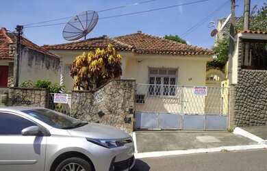 Imagem: A casa possui 2 Dormitórios, 1 Banheiro, 1 Vaga na garagem