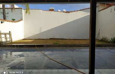 Imagem: A casa possui 4 Dormitórios, 2 Banheiros, 3 Vagas na garagem