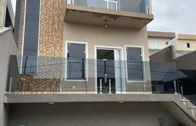 Imagem: A casa possui 3 Dormitórios, 2 Banheiros, 2 Vagas na garagem