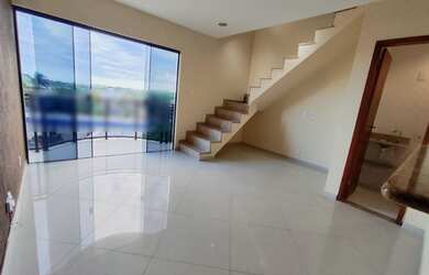 Imagem: A casa possui 2 Dormitórios, 2 Banheiros, 2 Vagas na garagem