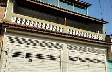 Imagem: A casa possui 3 Dormitórios, 3 Banheiros, 4 Vagas na garagem